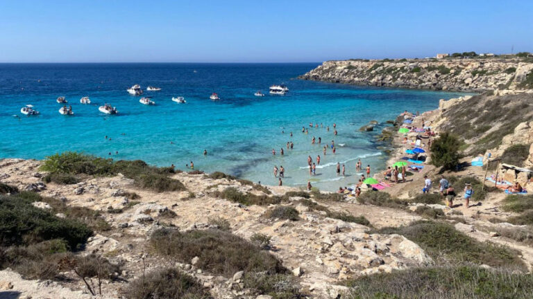 Nuota nelle spiagge della Sicilia e delle isole Egadi e scopri i gioielli naturali nelle vicinanze