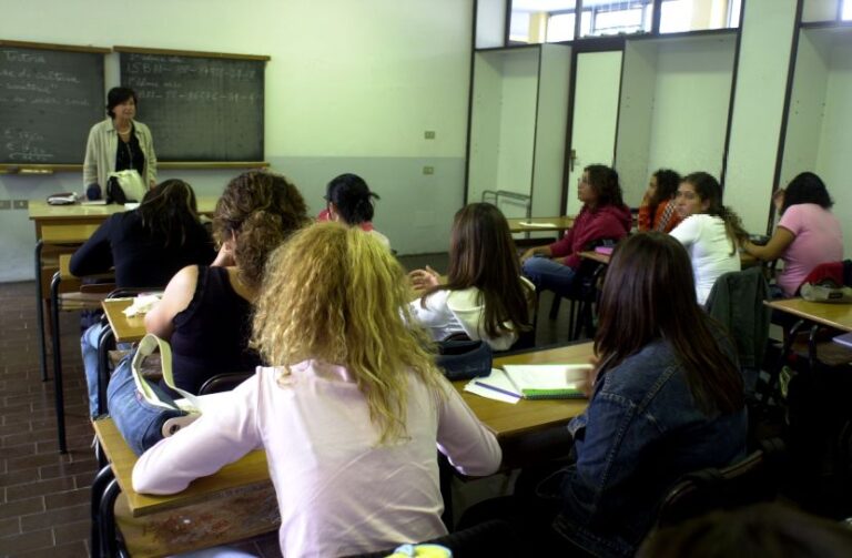 Anief “Servono risorse per colmare il gap dei salari dei docenti”