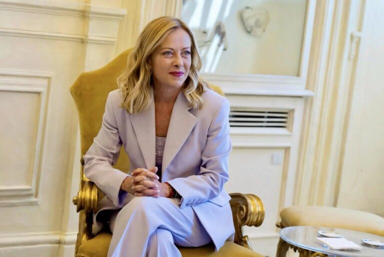 Meloni è a Washington, oggi l’incontro tra Trump e Zelensky. Il presidente ucraino: “Nessuna ricompensa alla Russia”