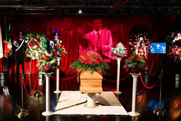 Addio a Pippo Baudo, il feretro è arrivato a Militello in Val di Catania: nel pomeriggio i funerali
