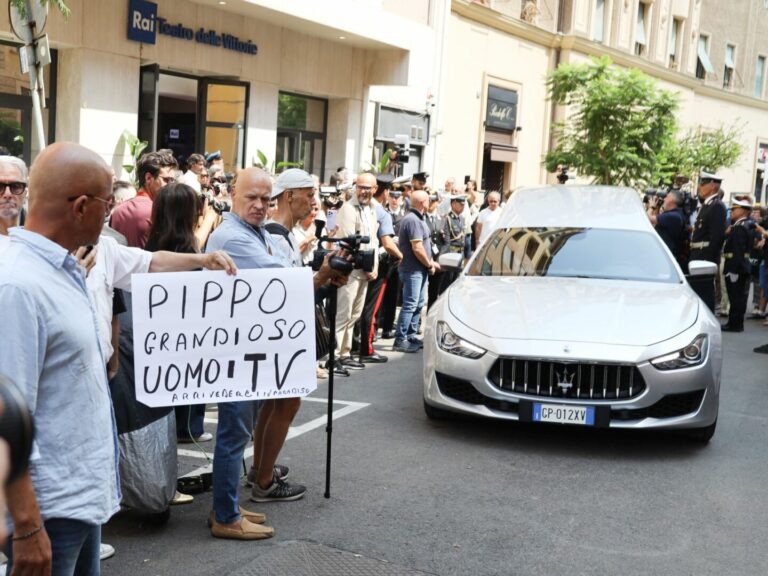 A Militello l’ultimo saluto a Pippo Baudo, alle 9 apre camera ardente