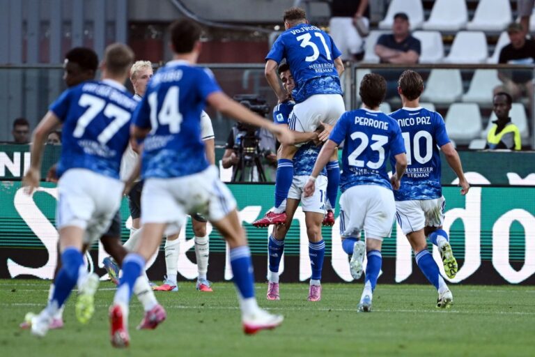 Como-Lazio 2-0 con Douvikas e Paz, “prima” con spiegazione arbitro