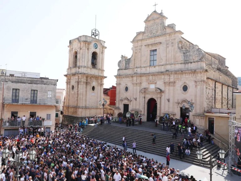 L’ultimo saluto a Pippo Baudo, commozione e un fiume di gente ai funerali a Militello / Video