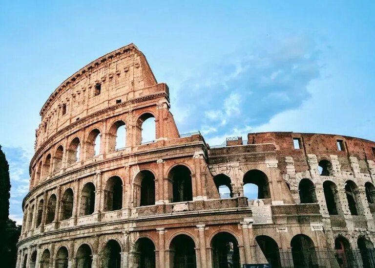 Tragedia al Colosseo, guida turistica muore mentre stava lavorando. Giuli “Profondo cordoglio”