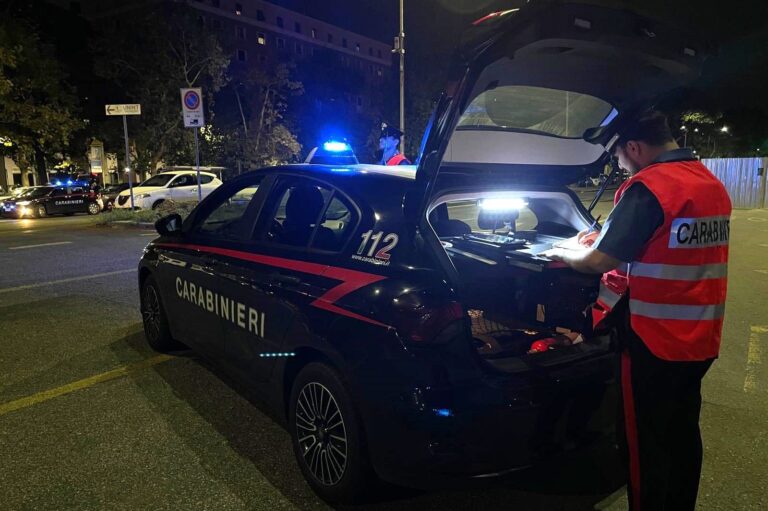 Controlli dei Carabinieri nei campi rom di Napoli, sequestrati gioielli e slot machine