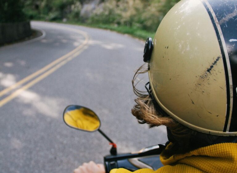 Guida sicura in moto. Consigli pratici per evitare rischi