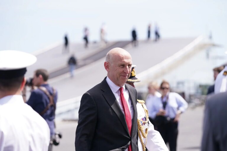 Il Regno Unito sospende le licenze militari per gli armamenti a Israele