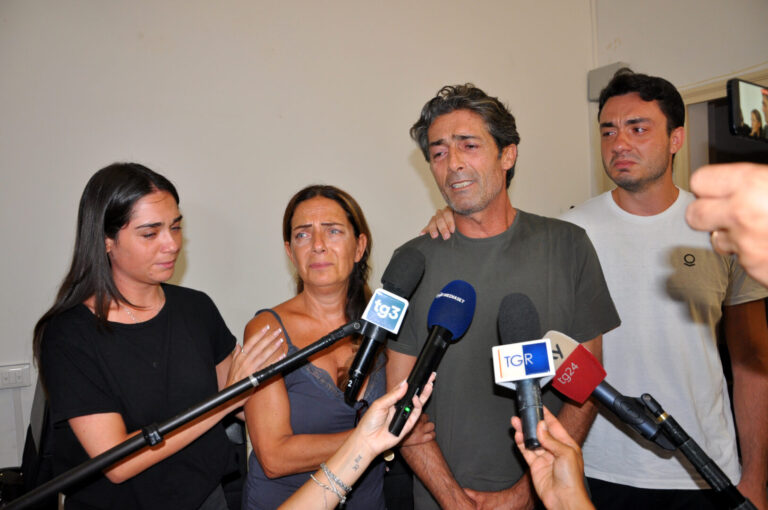 Il dolore dei genitori della ragazza morta in piscina: “Ci dicano cosa è successo, lo esigiamo”