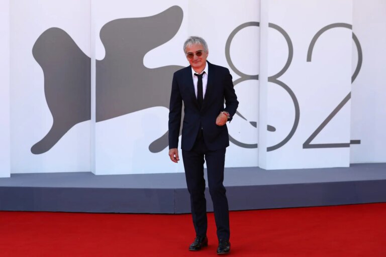 A Venezia Assayas racconta lo spin doctor di Putin con ‘Il mago del Cremlino’