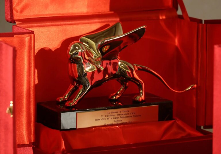 Venezia bella e agitata, il lido accoglie l’82^ mostra del cinema