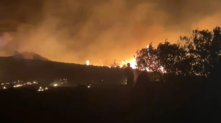Nella notte vasto incendio a Pantelleria, lambite diverse abitazioni / Video