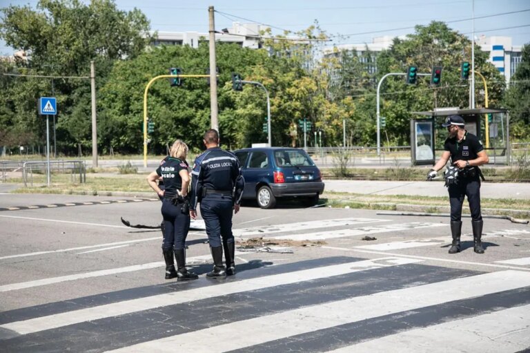 Donna travolta e uccisa a Milano, in luoghi protetti tre minori coinvolti. Si cerca il quarto