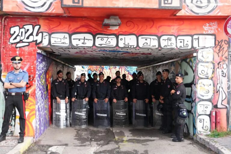 Milano, sgomberato il centro sociale Leoncavallo. Salvini “Decenni di illegalità, ora si cambia”. Sala “Nessuno mi ha avvertito”