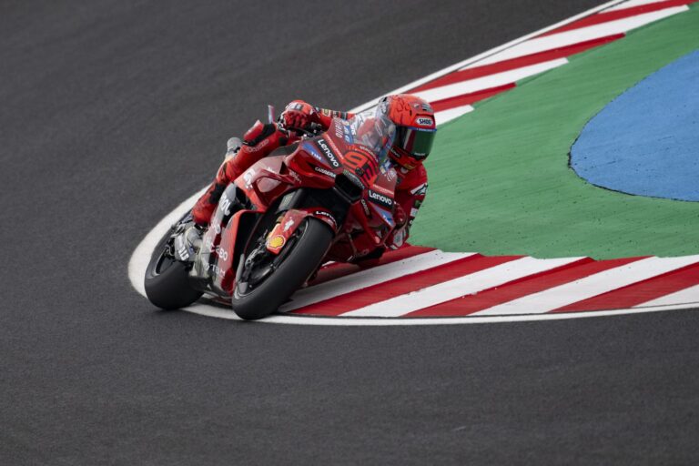 Marquez domina anche in Ungheria davanti ad Acosta e Bezzecchi, Bagnaia 9°