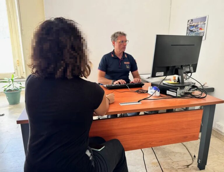 Dà fuoco alla casa della moglie dopo averla minacciata, un uomo arrestato a Catania