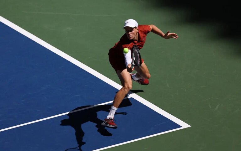 Sinner rimonta Shapovalov e vola agli ottavi degli Us Open. A Musetti il derby azzurro con Cobolli