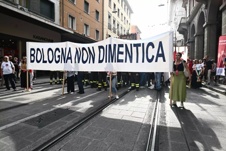 45 anni fa la strage di Bologna, Mattarella “Fu una spietata strategia eversiva neofascista”. Meloni “Chiediamo giustizia”