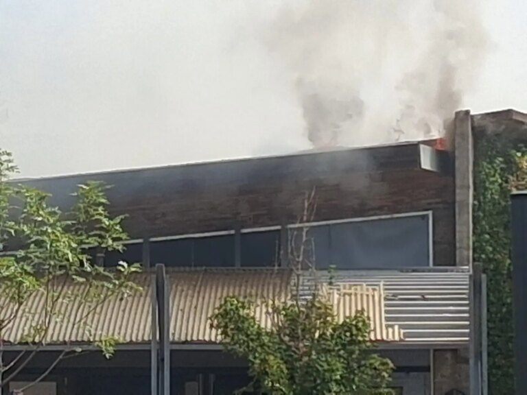 Incendio al teatro Viper di Firenze, in corso le operazioni di spegnimento da parte dei Vigili del Fuoco