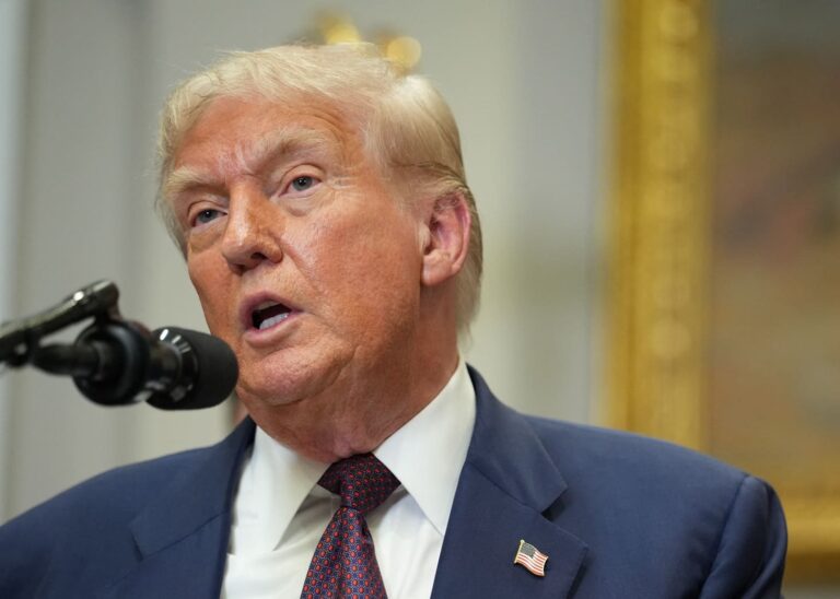 Trump firma ordine esecutivo per nuovi dazi dal 7 agosto, regge accordo al 15% con l’Ue