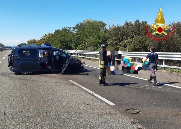 Auto si schianta contro un guard rail sulla tangenziale di Milano, due feriti gravi