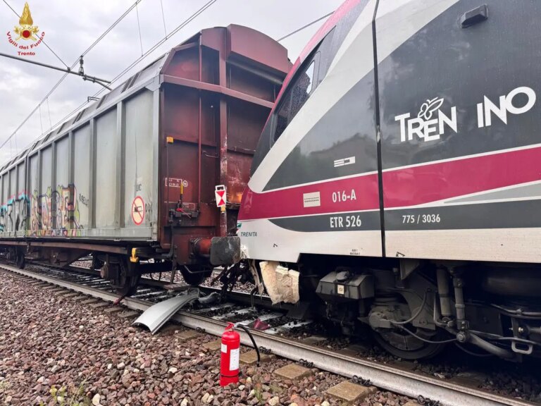 Urto fra un treno regionale ed un treno merci: tre feriti, sospesa la circolazione sul Brennero