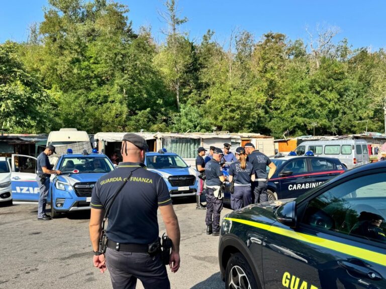 A Roma blitz nel campo nomadi di via Candoni, sequestri e denunce