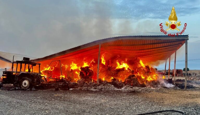 Un’azienda agricola in fiamme a Monastir, distrutti mezzi di lavoro