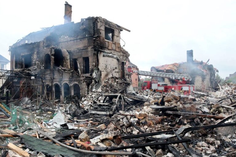 Ucraina, nuovo attacco russo: almeno 18 morti e 48 feriti. Zelensky: “È arrivato il momento di nuove sanzioni contro la Russia” / Video