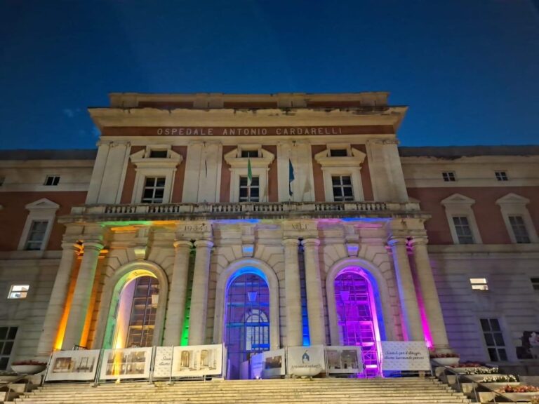 L’ospedale Cardarelli di Napoli illuminato con i colori della pace