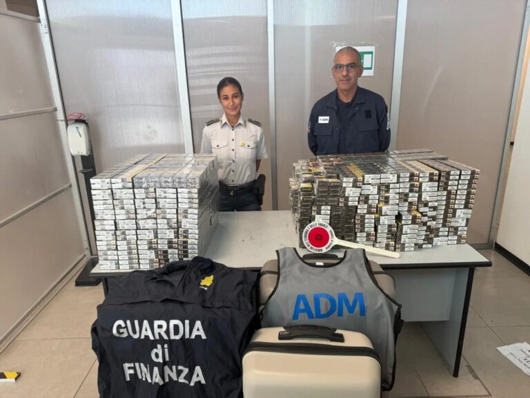 In aeroporto con 64 chili di sigarette di contrabbando, due arresti a Palermo