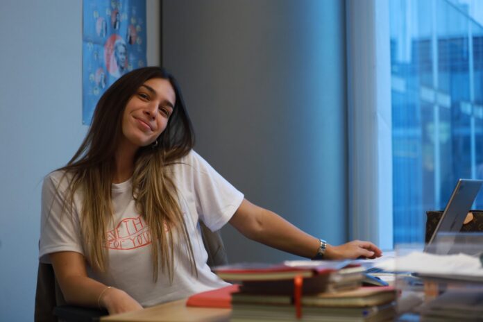 Victoria Karam alla scrivania