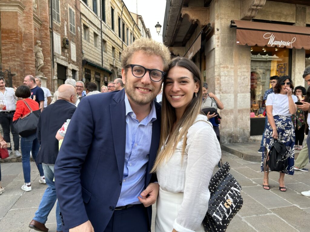 Victoria Karam, dello staff elettorale, e Giacomo Possamai festeggiano l'elezione in piazza dei signori (foto di Giovanni Coviello)