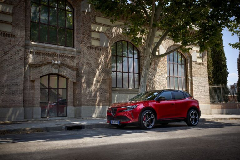 Alfa Romeo Junior MY26 è ordinabile con una gamma ridisegnata