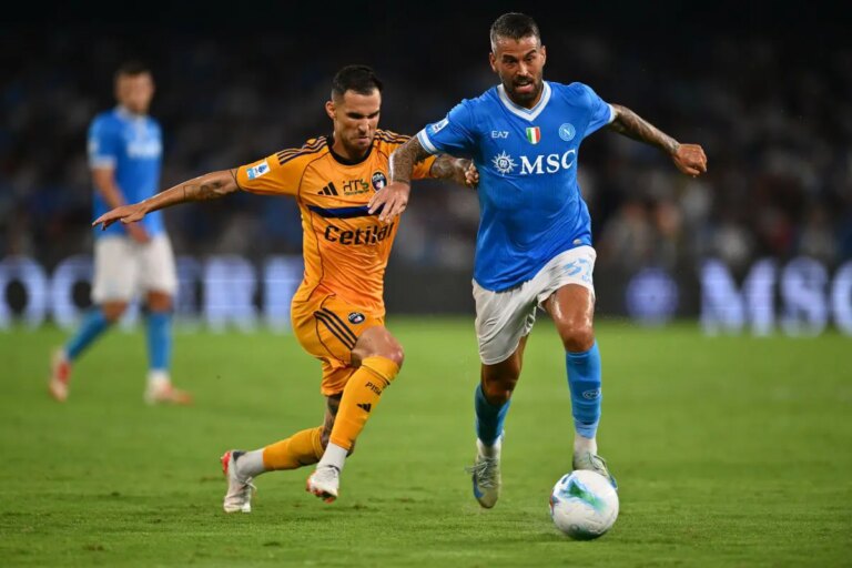 Il Napoli fatica ma batte il Pisa e resta solo in testa