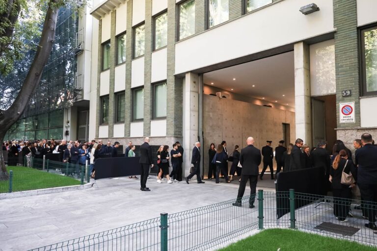 Addio a Giorgio Armani, in centinaia in fila alla camera ardente. Sala “Se la famiglia vuole, subito al Famedio” / VIDEO