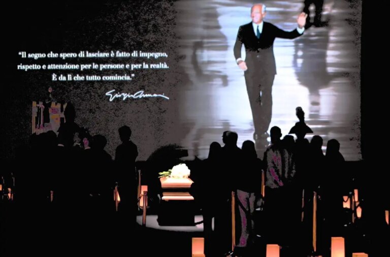 In centinaia in fila alla camera ardente di Giorgio Armani. Sala “Se la famiglia vuole, subito al Famedio” / VIDEO