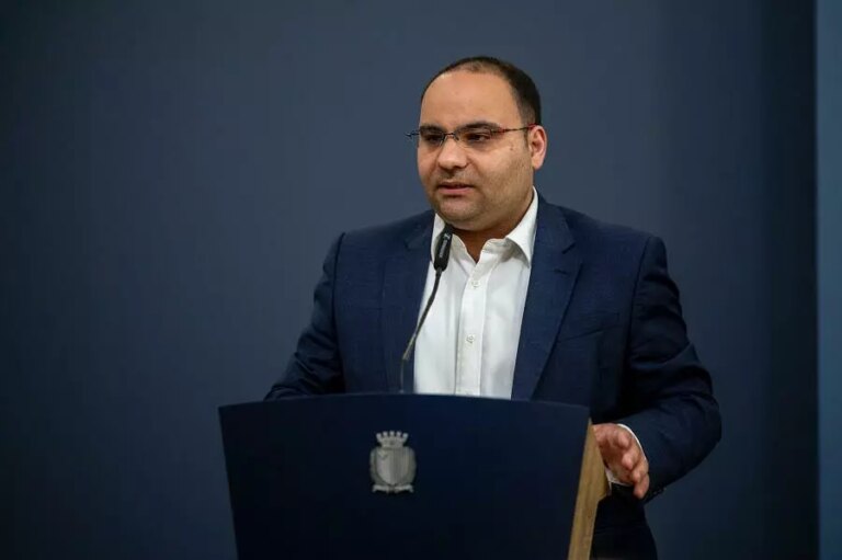 Malta, il ministro delle Finanze lancia l’allarme “Il Paese rischia l’estinzione etnica a causa del calo delle nascite”