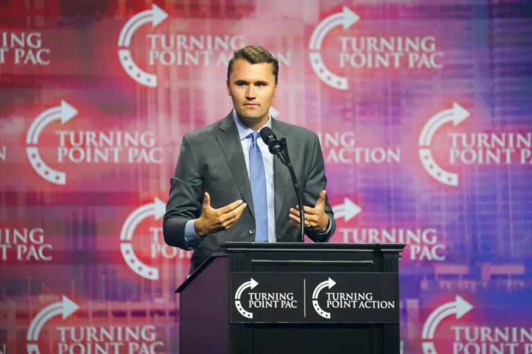 Morto Charlie Kirk, l’attivista sostenitore di Trump è stato colpito e ucciso in un campus nello Utah. Il tycoon: “Era amato da tutti”