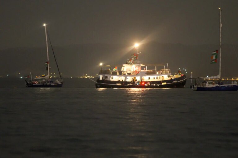 La Flotilla diretta a Gaza: “Colpiti da un sospetto drone”. Le autorità tunisine smentiscono