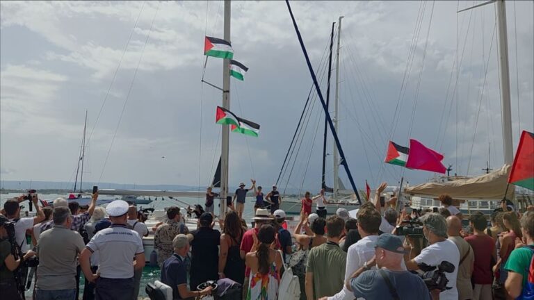 Global Sumud Flotilla, i manifestanti a Siracusa salutano le imbarcazioni italiane dirette a Gaza / Video