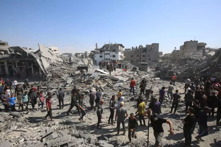 Nuovi attacchi israeliani a Gaza: almeno 18 morti, tra cui diversi bambini. Idf “Controlliamo il 40% di Gaza City”