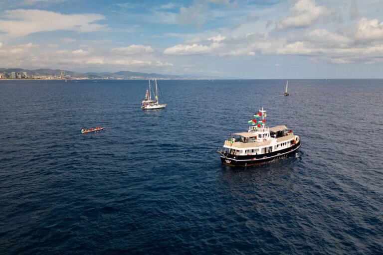 La Global Sumud Flotilla con 200 tonnellate di aiuti umanitari per Gaza è rientrata a Barcellona per il maltempo