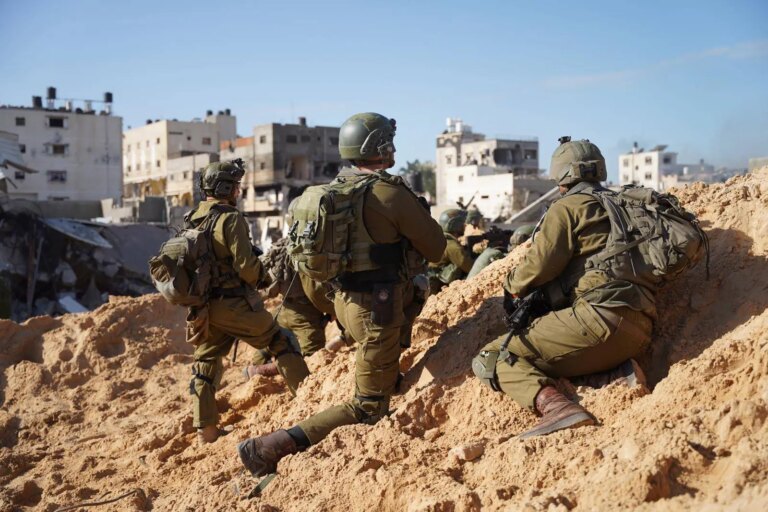 Gaza, proteste a Gerusalemme per il mancato accordo con Hamas. Nuovi raid israeliani, altri 13 morti