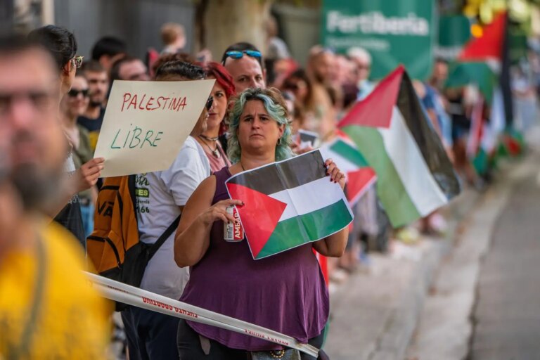 Manifestanti pro-Palestina invadono il percorso a Madrid, annullata l’ultima tappa della Vuelta
