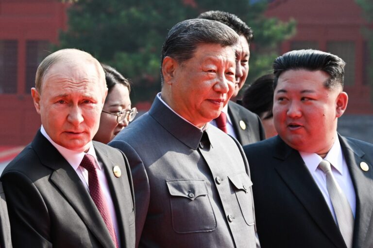 Xi Jinping accoglie in Cina Putin e Kim Jong-Un: “Il mondo scelga tra la guerra e la pace”