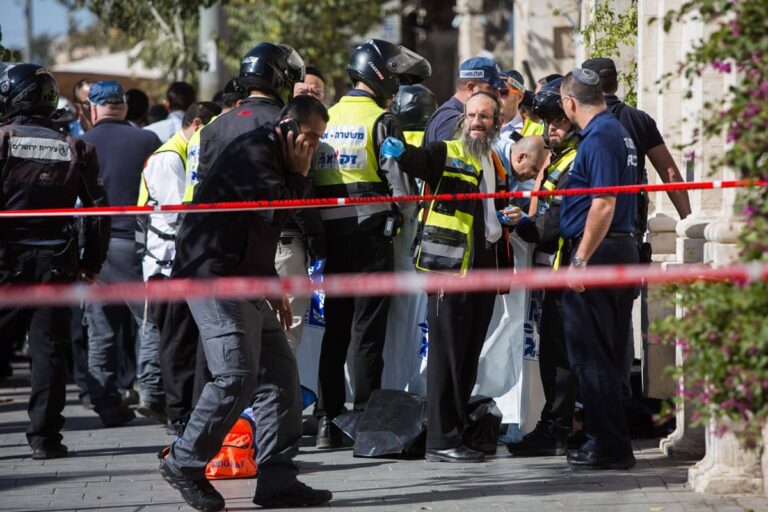 Attentato a Gerusalemme, sale a 6 il bilancio dei morti. Uccisi due terroristi, erano palestinesi della Cisgiordania