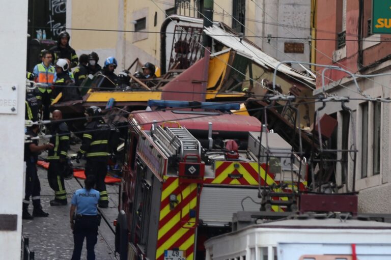 Deraglia la funicolare “Gloria” di Lisbona: almeno 15 morti, c’è anche un’italiana tra i feriti