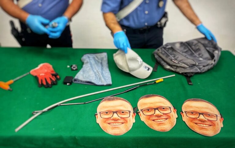 A Napoli un uomo ruba un’auto indossando una maschera di Gigi D’Alessio, arrestato