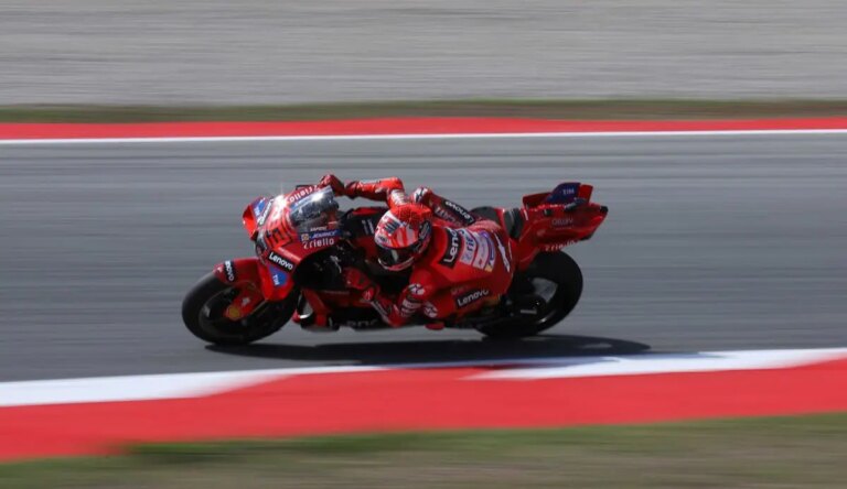 MotoGp, Marc Marquez vince la Sprint del Gp di Catalunya. Il fratello Alex in pole per la gara