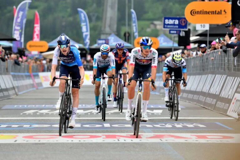 Prima vittoria da professionista per Giulio Pellizzari, è sua la 17esima tappa della Vuelta